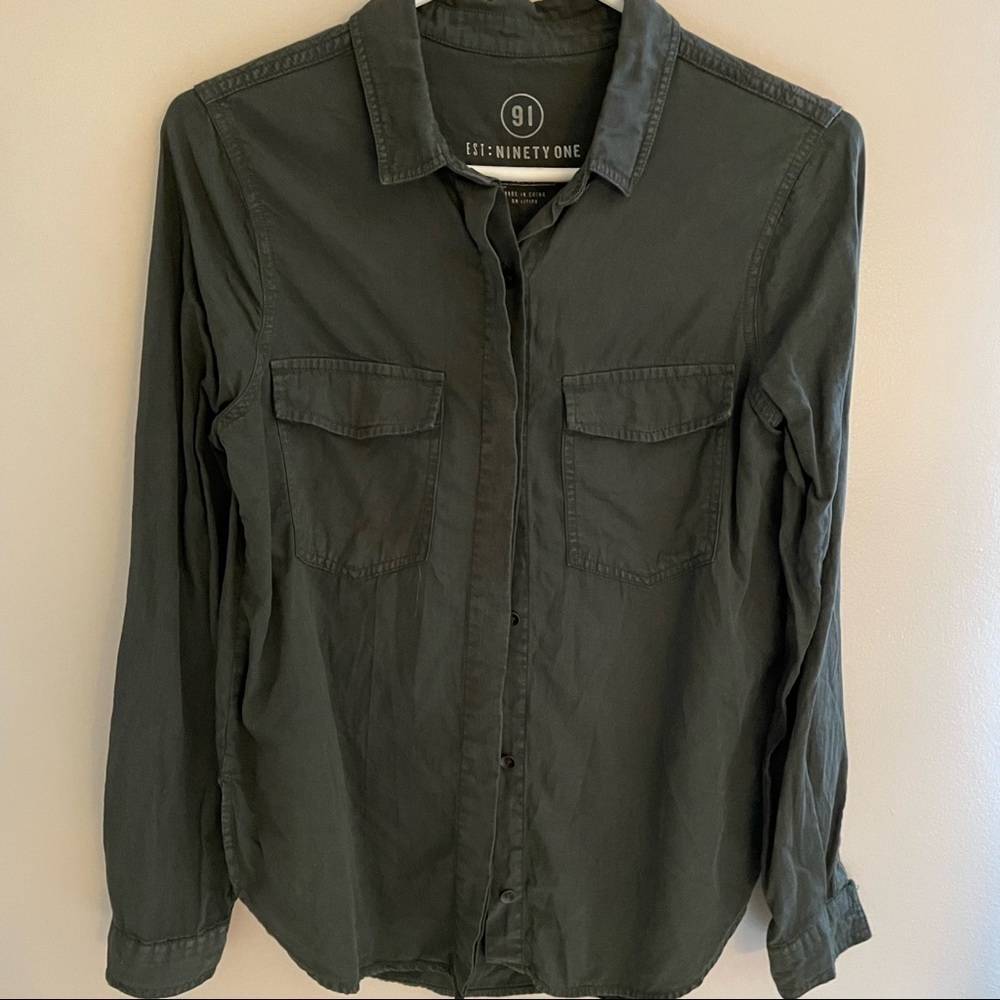 𝅺🎀 Ninety One “91” Ladies Army Green Button Down shirt, Size XS